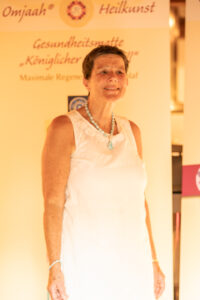 Heilerin und Lichtkunst-Entwicklerin Petra Gillymaa Hübscher bei der Vorstellung des ganzheitlichen Energiesystems Omjaah® Veda Ur-Lichtquell